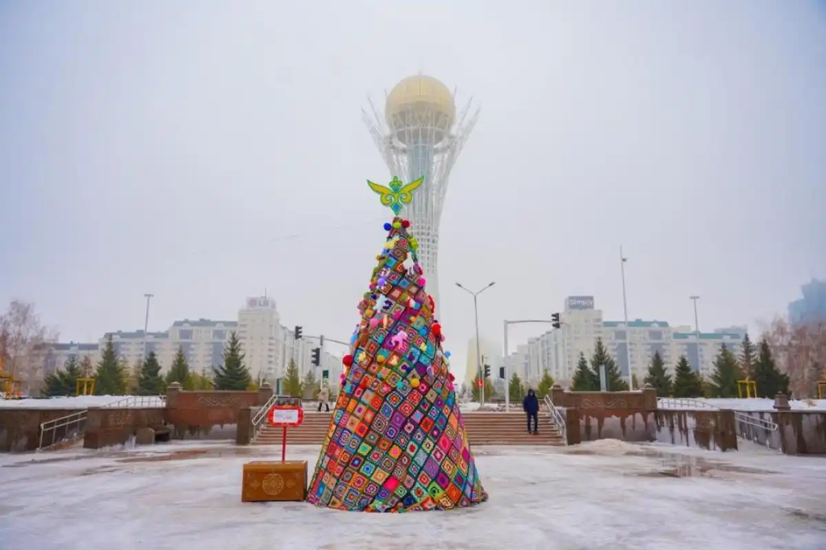 В Астане возвели экоелку в стиле құрақ-көрпе