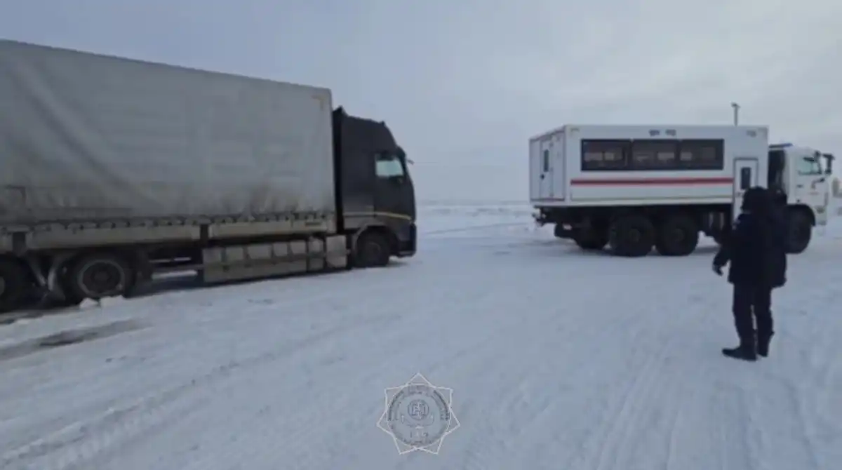 Спасатели вытащили из снежного заноса водителя большегруза на трассе близ Актобе