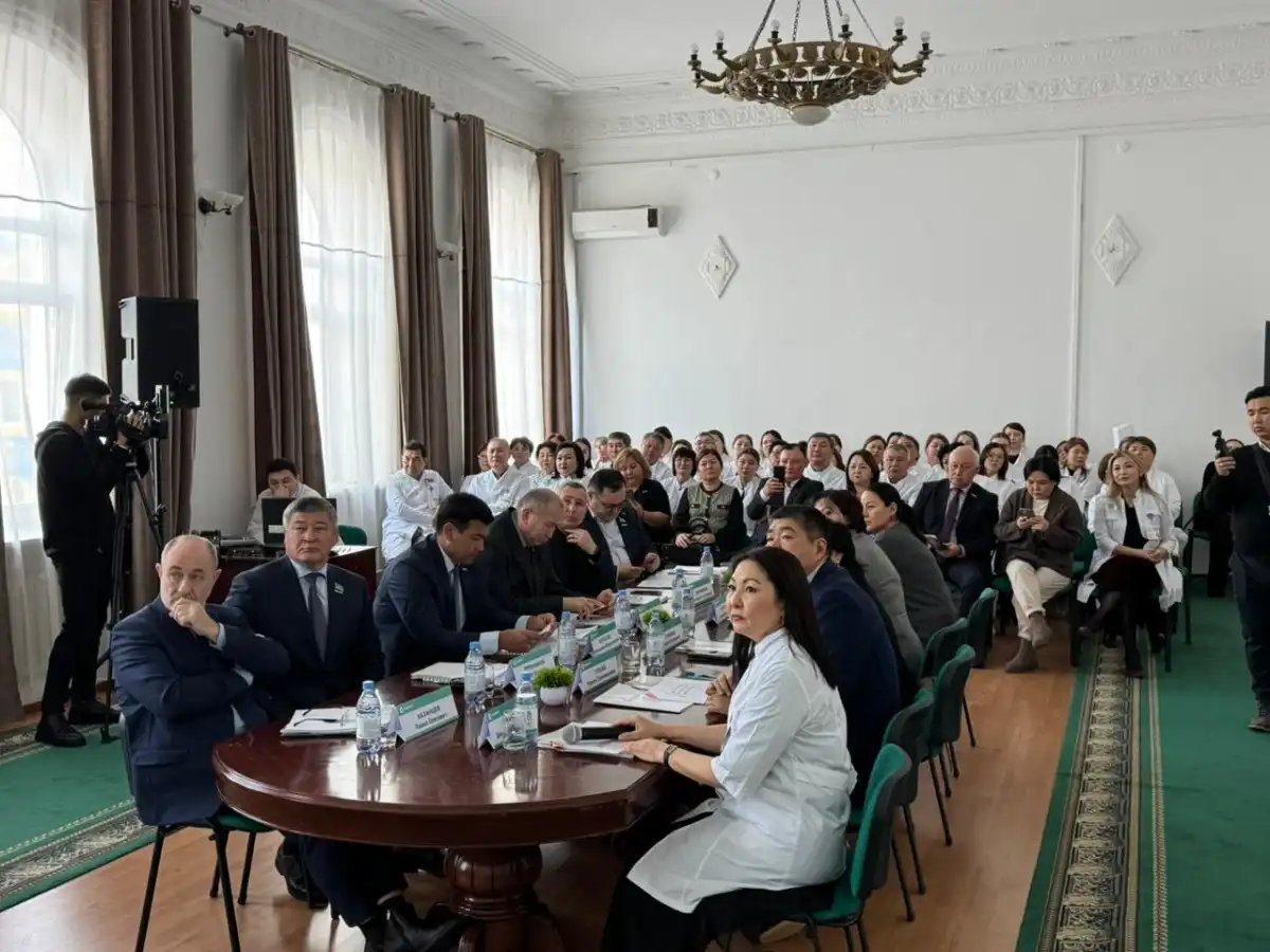 Память о подвиге и забота о настоящем: депутаты от AMANAT посетили госпиталь для ветеранов в Астане