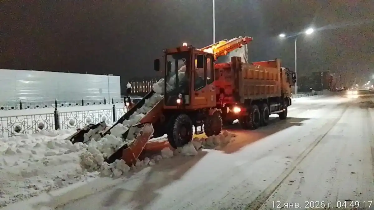 Более 2 000 единиц спецтехники убирают снег в Астане