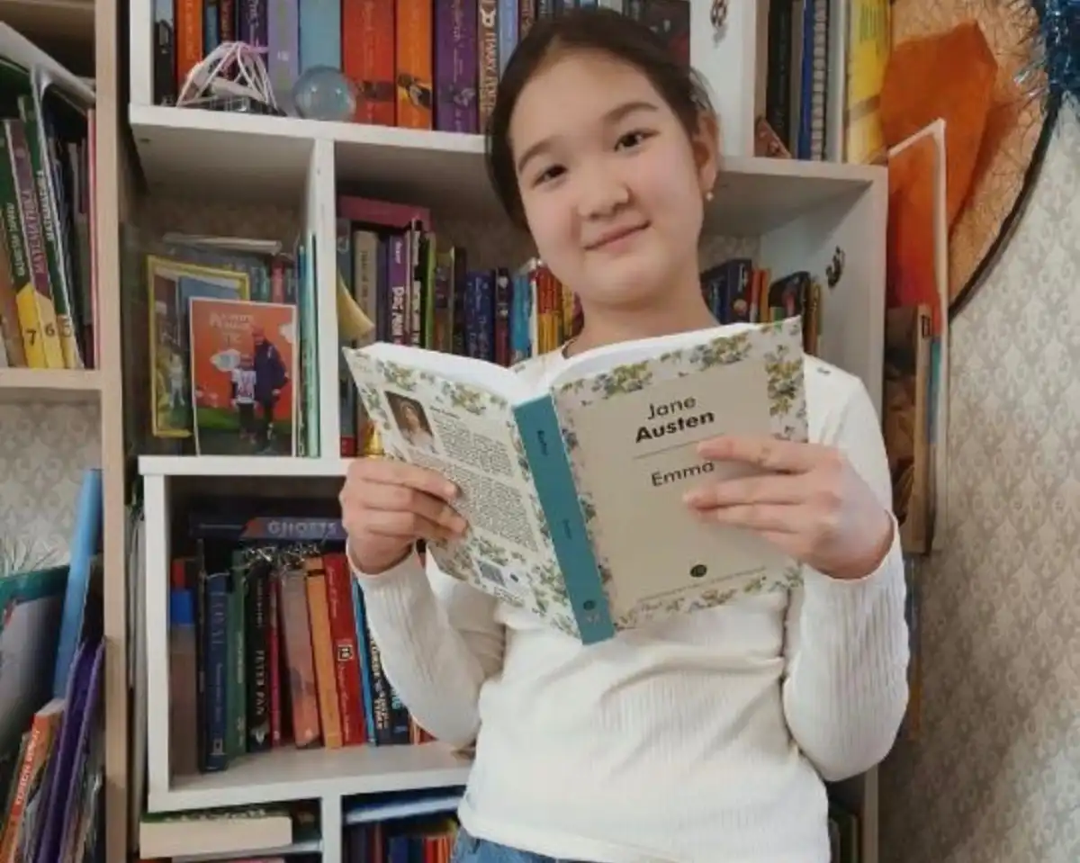 В Астане 11-летняя школьница прочитала 853 книги на четырех языках