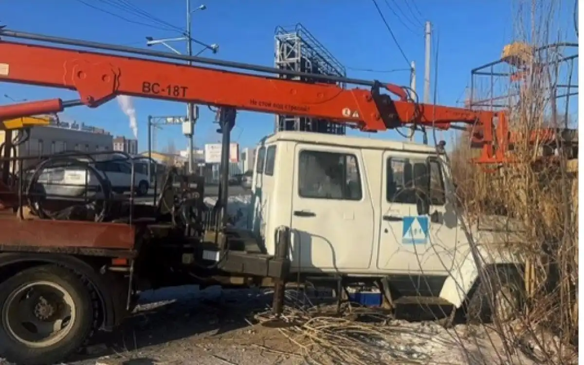 Легковушка спровоцировала подъемник на ДТП в Актобе – видео