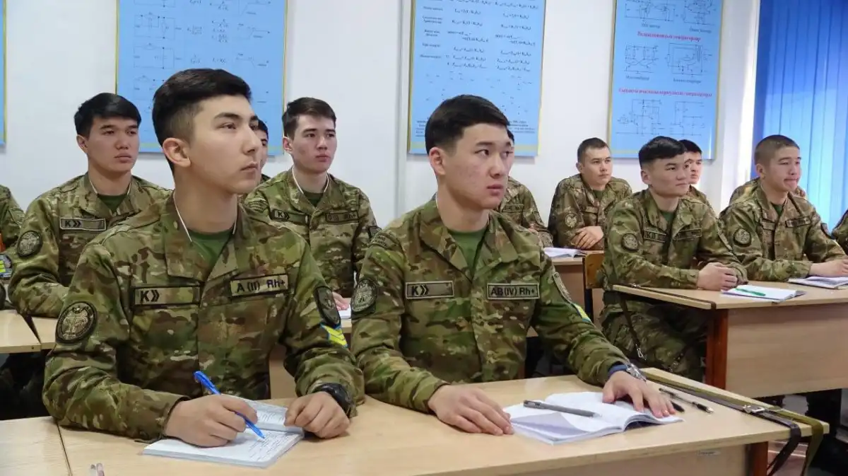 Казахстанцы стали поступать в военные вузы онлайн