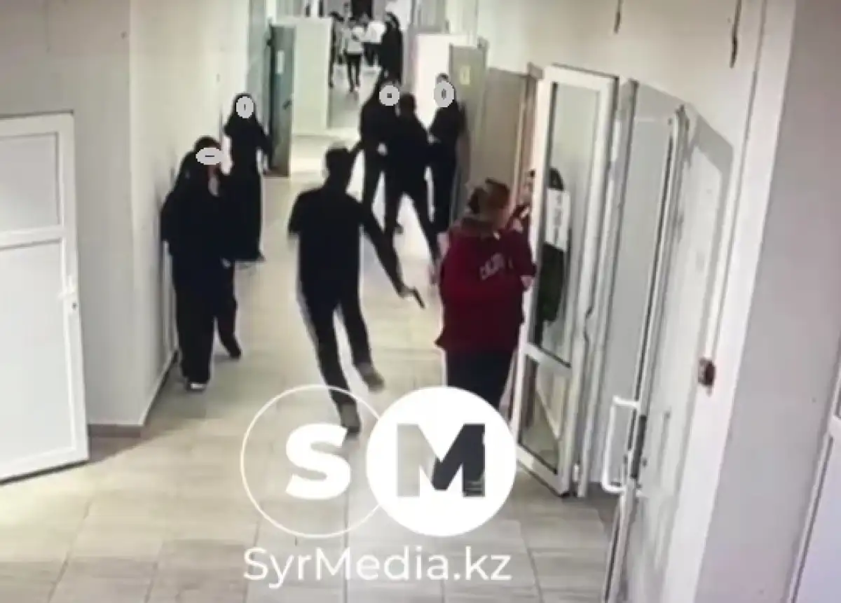 Ученик с топором напал на сверстников в школе в Кульсары