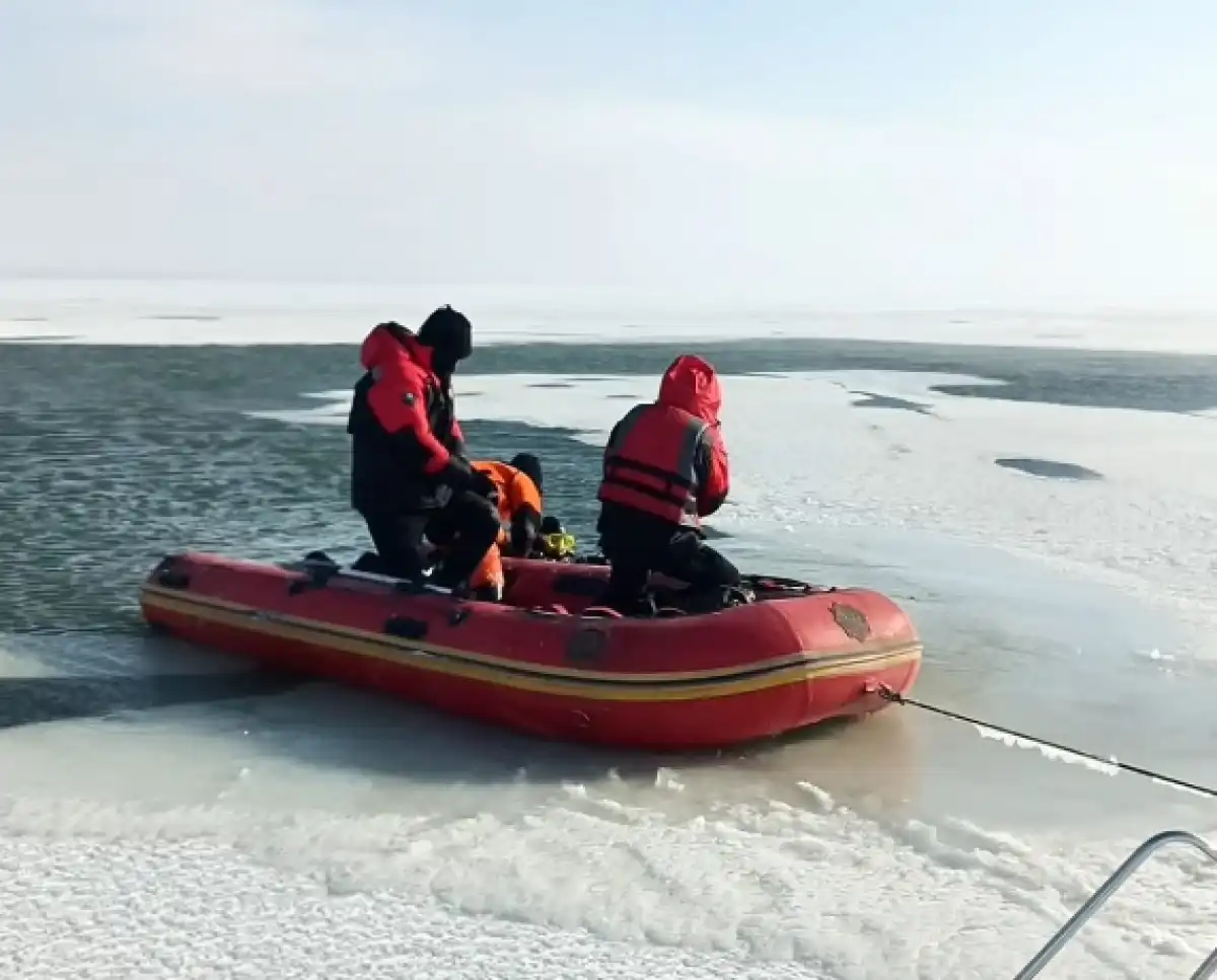 Авто провалилось под лед в Карагандинской области: погибла женщина