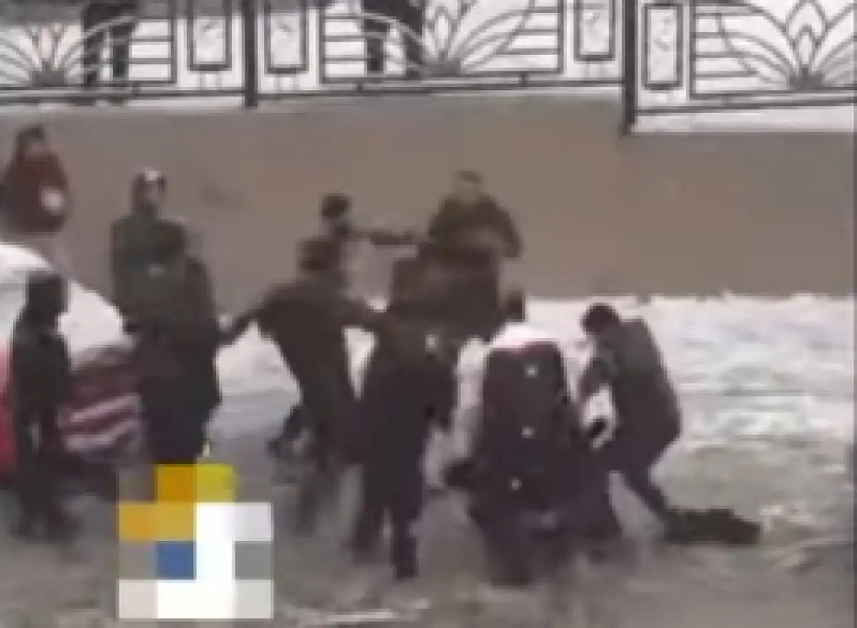Дорожный конфликт перерос в очередную групповую драку в Шымкенте – ВИДЕО
