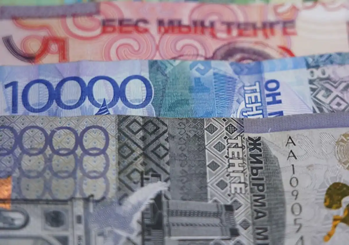 Почти вдвое больше поддельных тенге выявили в 2025 году