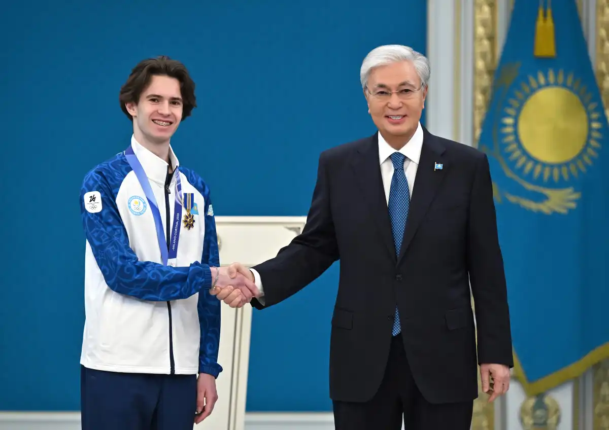 Глава государства наградил чемпиона ХХV зимних Олимпийских игр Михаила Шайдорова