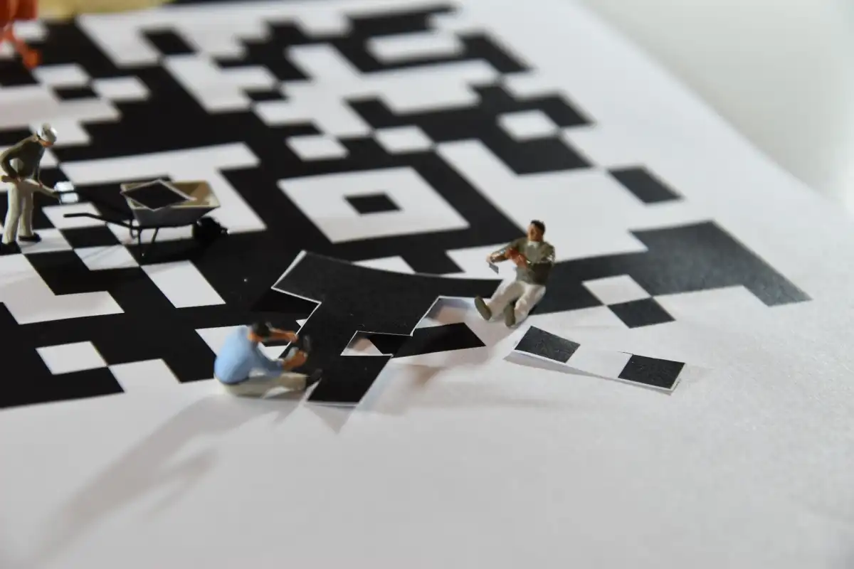 Как мошенники используют поддельные QR-коды в сфере услуг