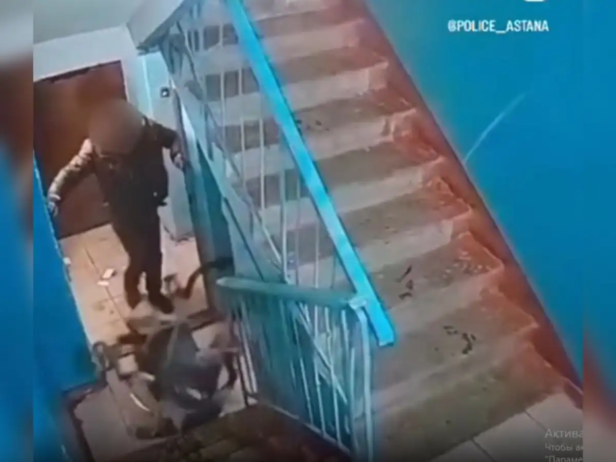 Астанчанин разгромил детскую коляску и попал под арест