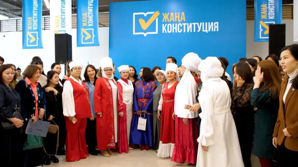 В Астане к 8 Марта прошла масштабная акция в поддержку новой Конституции