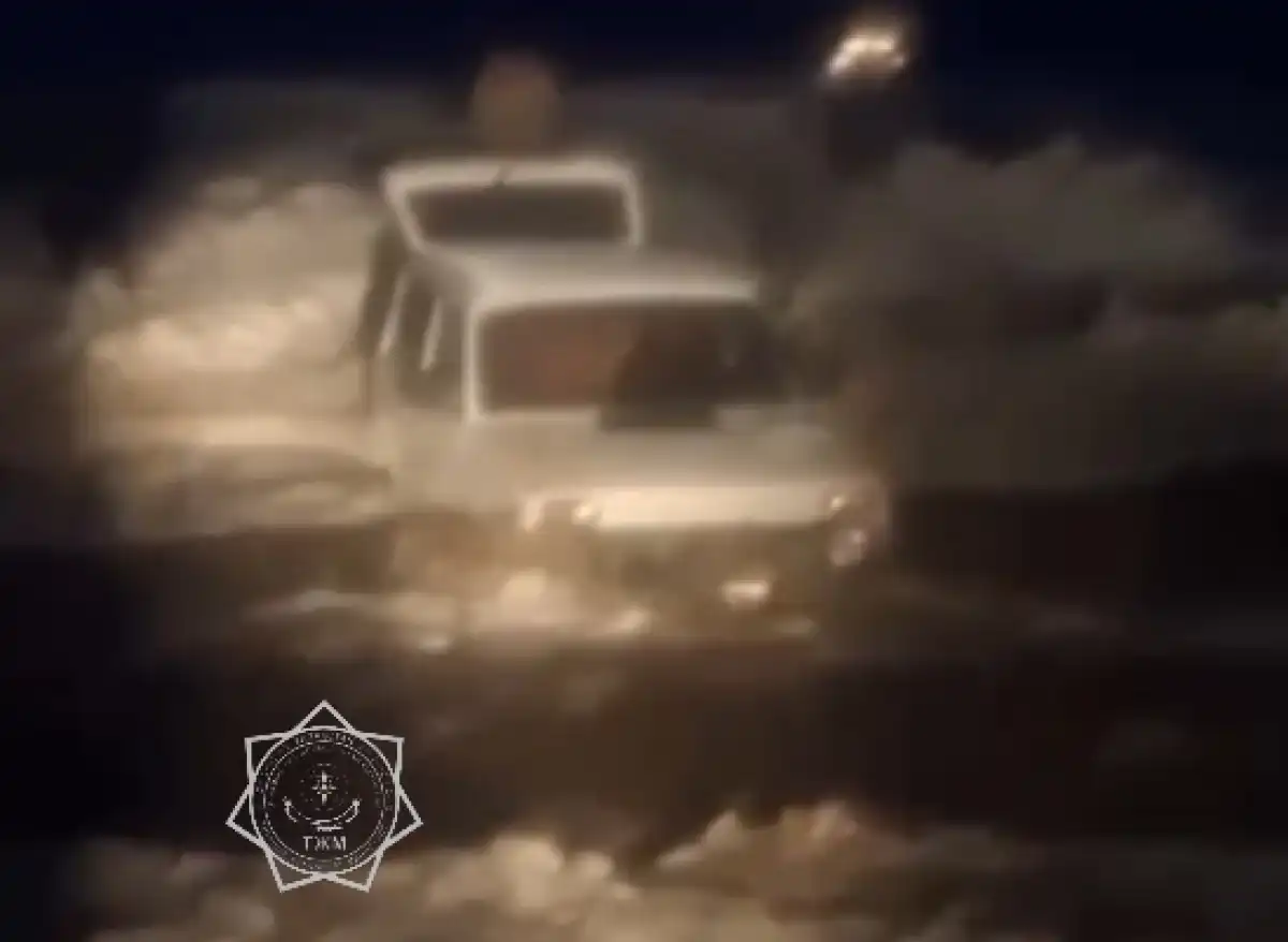 Талые воды унесли автомобиль с людьми в области Абай – ВИДЕО