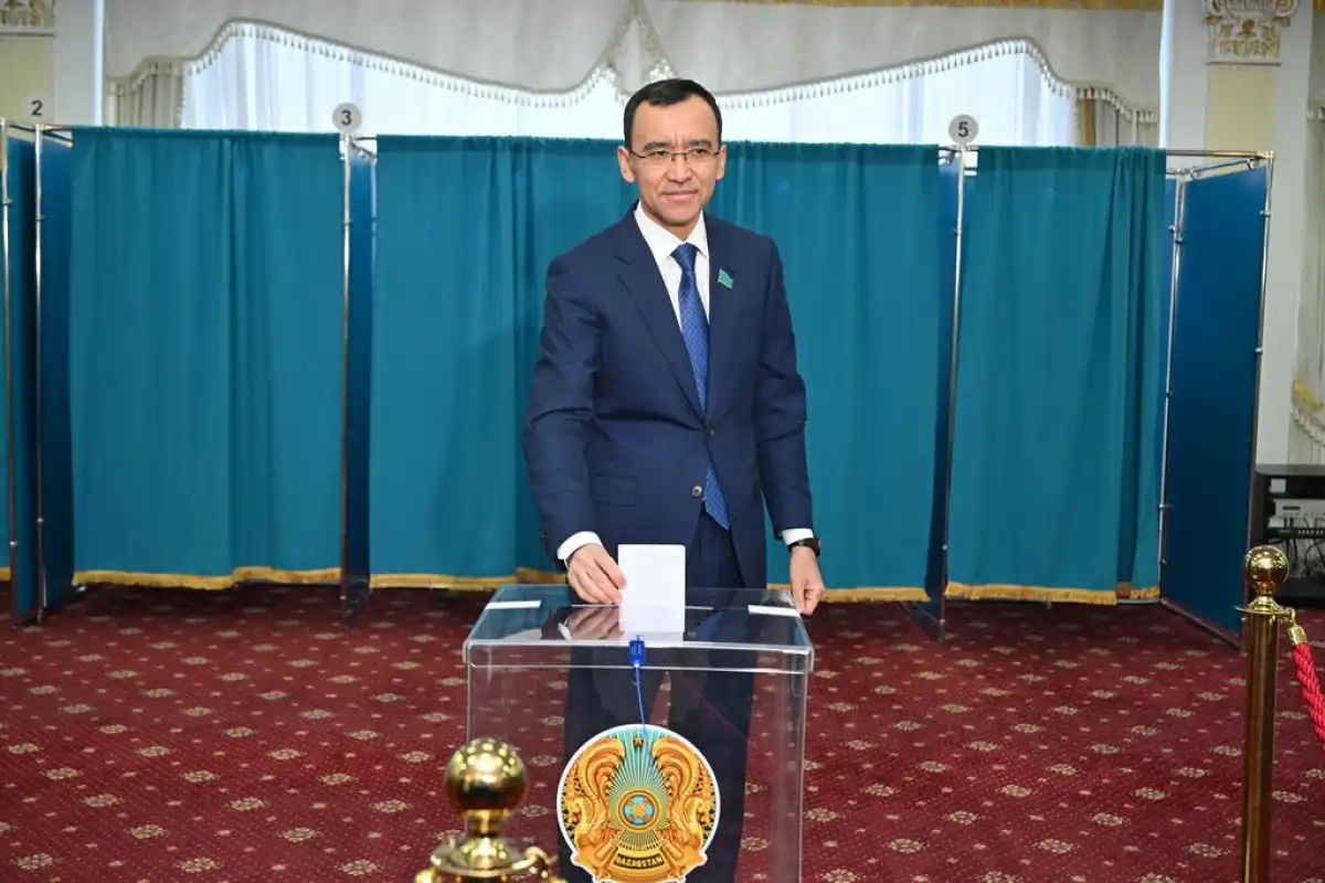 Маулен Ашимбаев и Ерлан Кошанов приняли участие в голосовании на республиканском референдуме