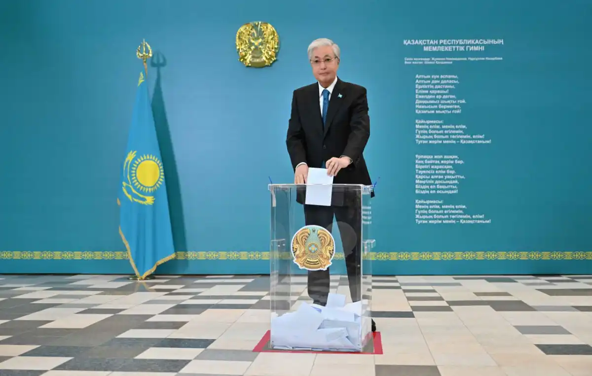 Токаев проголосовал на республиканском референдуме в Астане