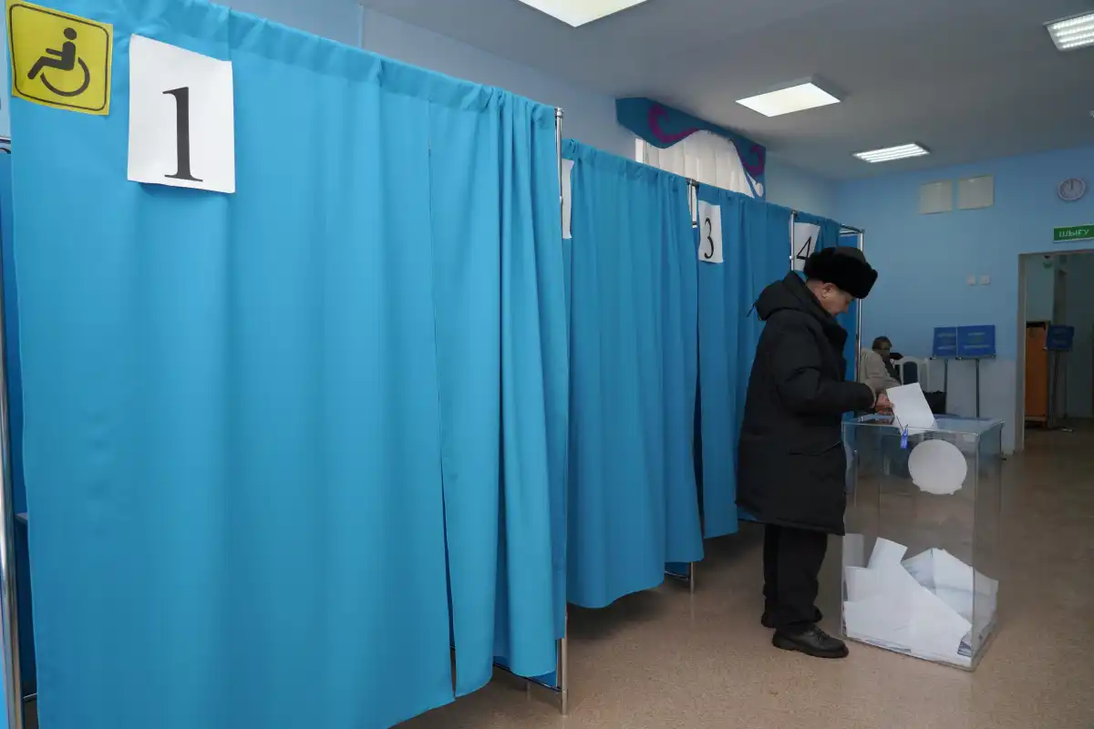 Международные наблюдатели отмечают активность избирателей на референдуме в Астане