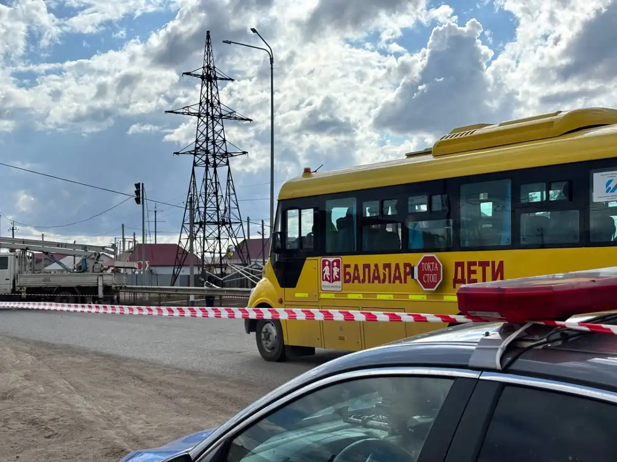 Дети пострадали при столкновении маршрутного автобуса со школьным в ЗКО