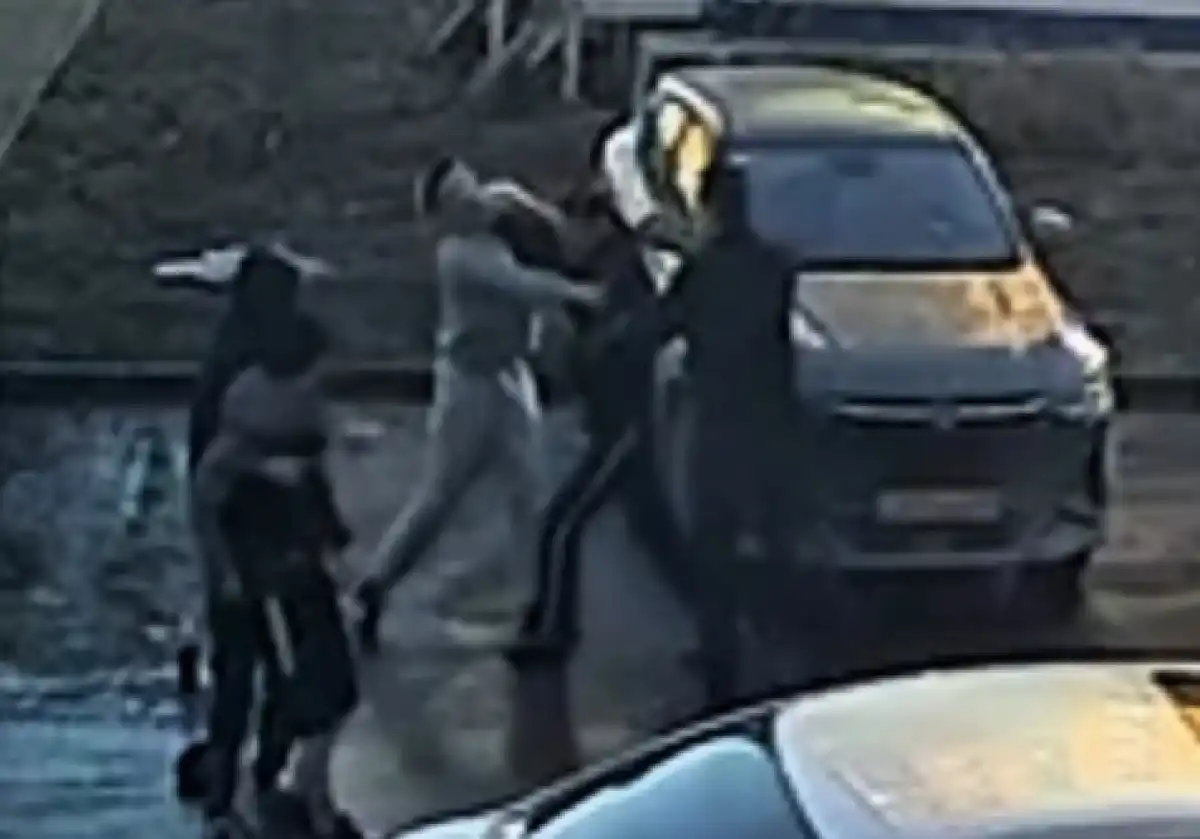 Пьяные мужчины избили за замечание полицейского в Костанае (ВИДЕО)