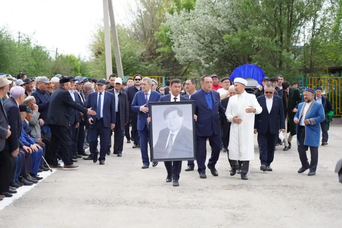 В Туркестанской области проводили в последний путь Мухтара Шаханова
