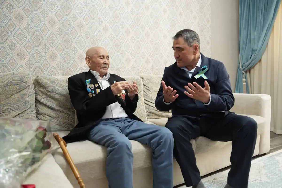 Нуржан Нуржигитов поздравил с Днем Победы 102-летнего столичного ветерана