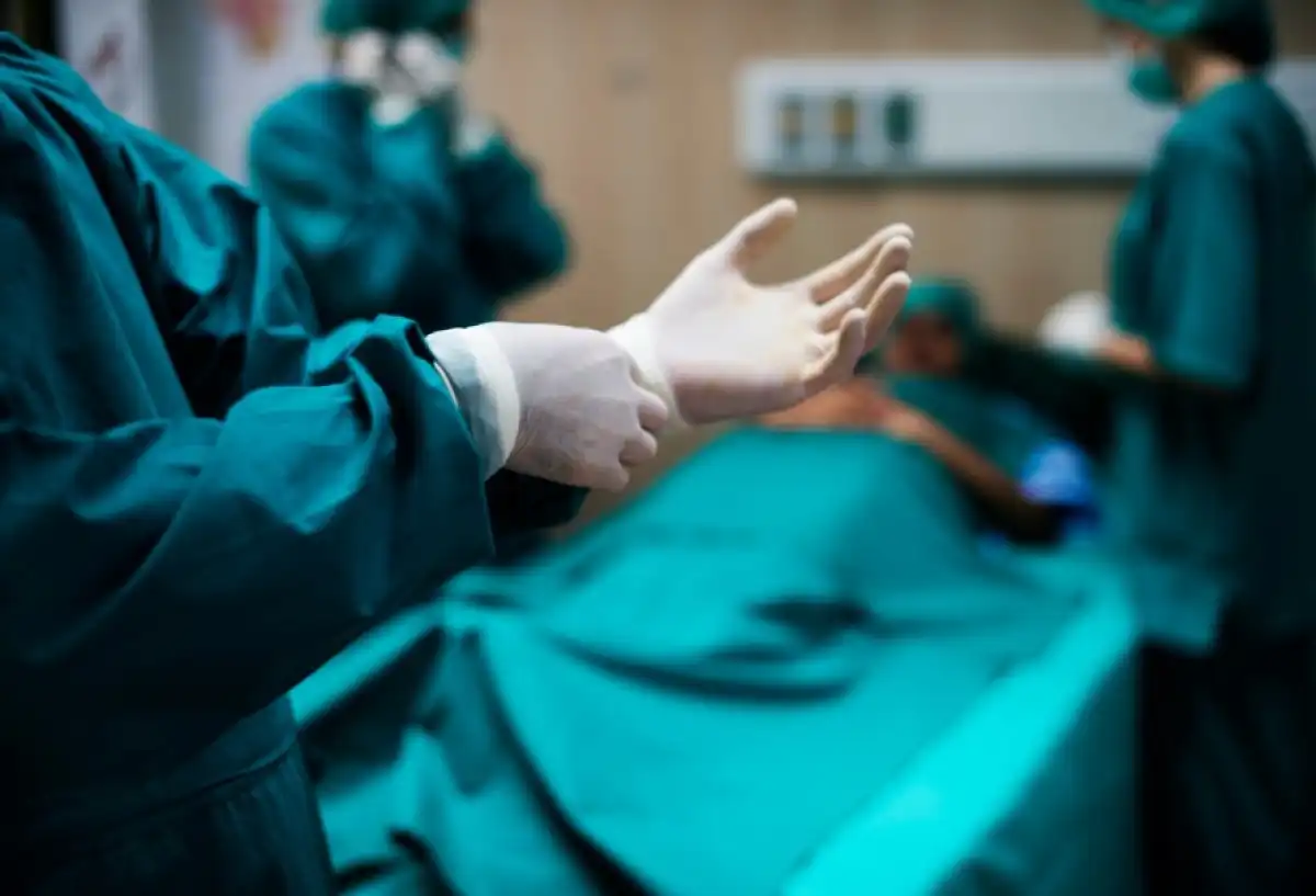 Врачи вернули к жизни упавшую с 9-го этажа 17-летнюю алматинку