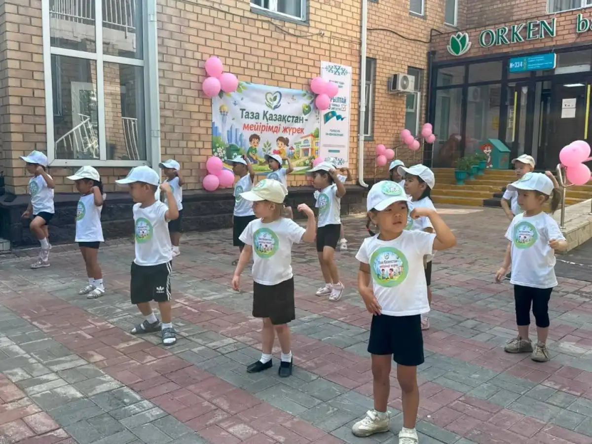 В детском саду Астаны провели экоакцию с участием городского символа чистоты
