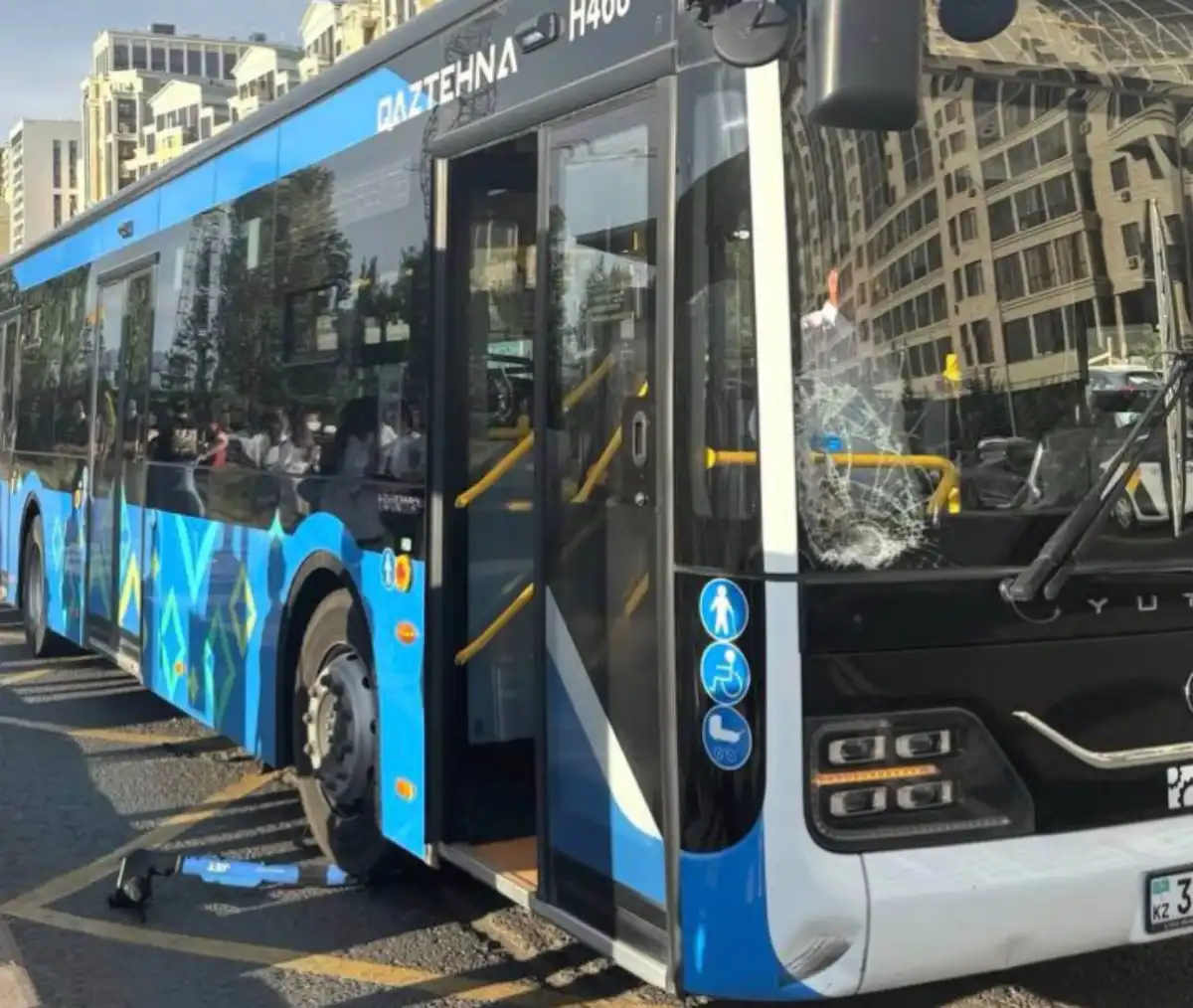 В Астане подросток на электросамокате попал под автобус, выехав ему на встречу