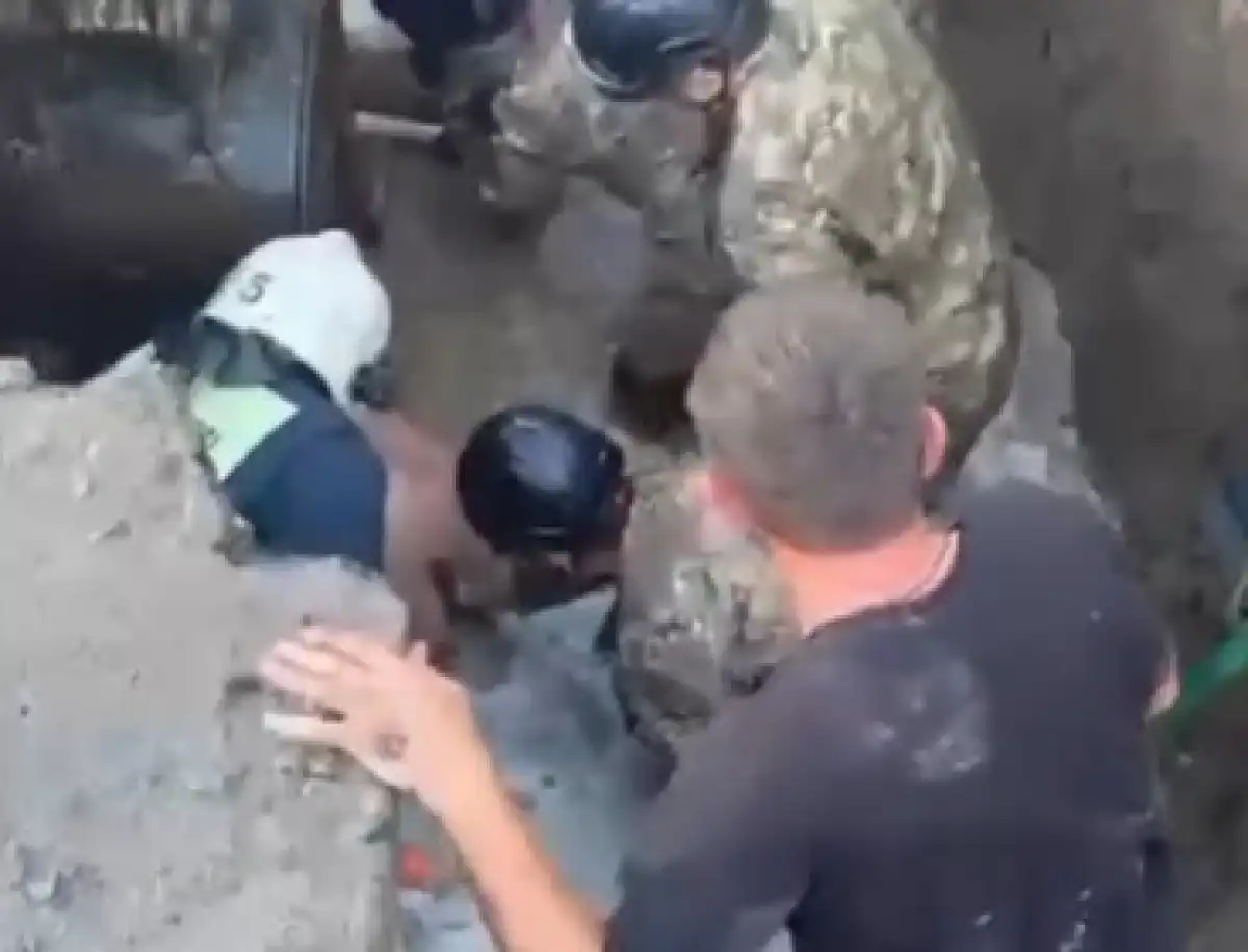 Рабочий едва не утонул в смеси грунта и воды в Караганде - ВИДЕО