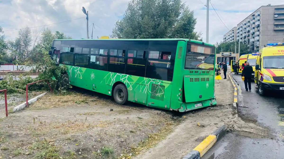 Маршрутный автобус врезался в автомобиль в Семее: есть пострадавшие