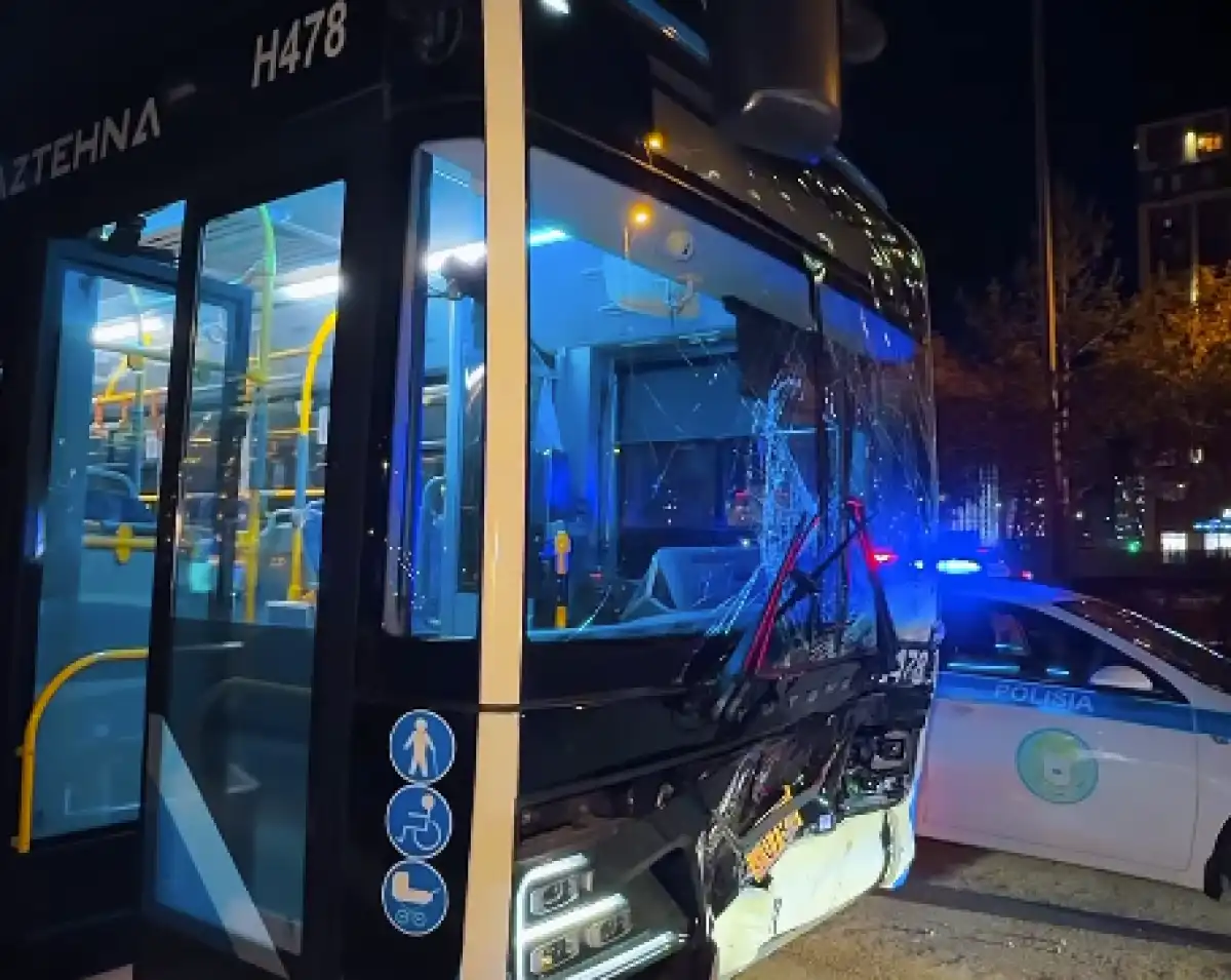 В Астане Zeekr столкнулся со встречным автобусом: есть пострадавшие