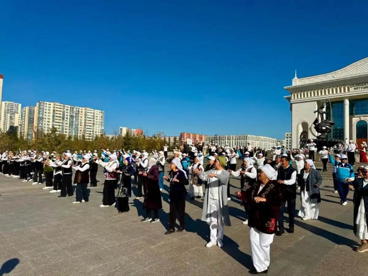 Активная жизнь, национальное искусство и дружба: в Астане прошел межрайонный флешмоб среди пожилых людей