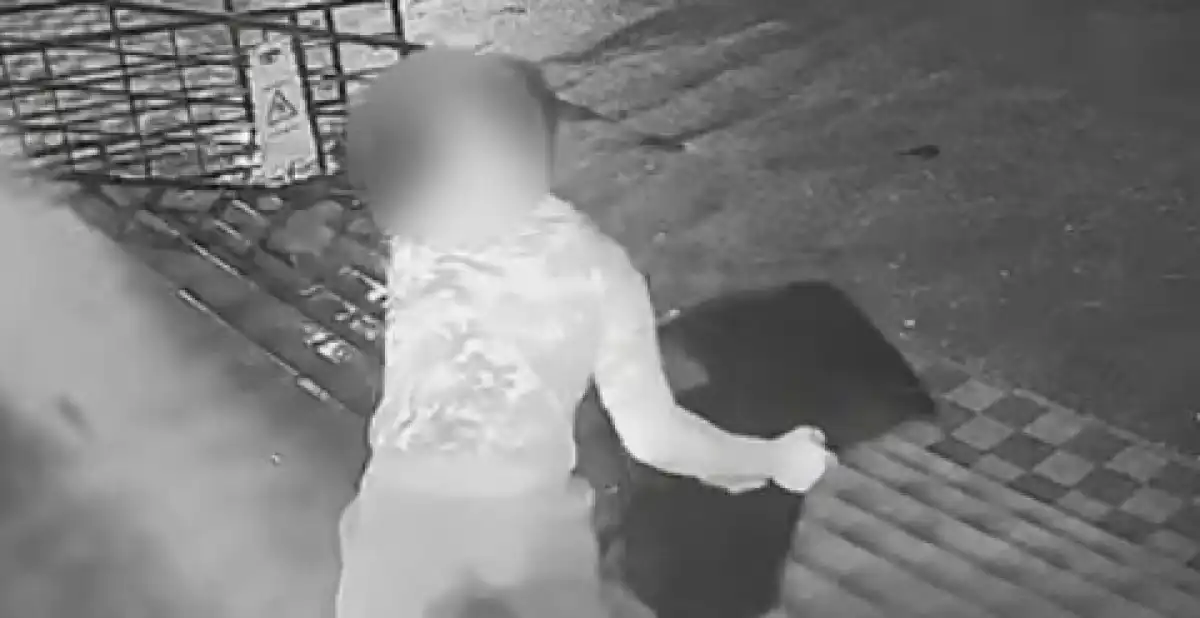 Пьяный мужчина разбил дверь аптеки мусорным контейнером в Аксае - ВИДЕО