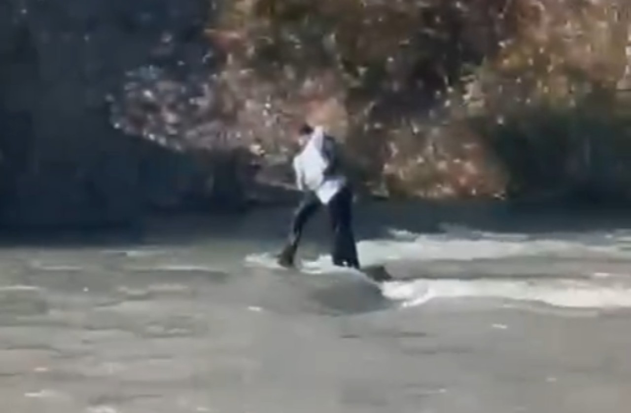 Полицейские прыгнули в озеро и спасли подростка в Жамбылской области – ВИДЕО