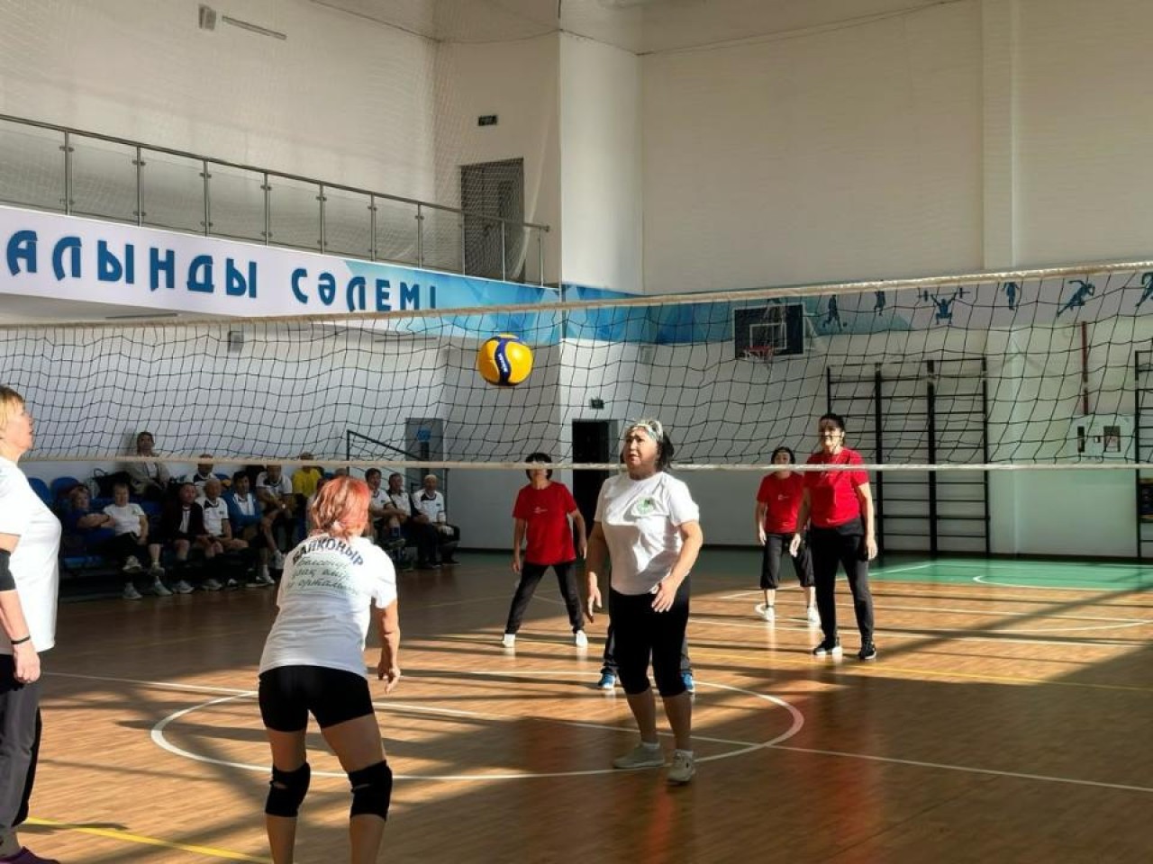 Турнир по волейболу среди пенсионеров прошел в Астане в честь Дня Республики
