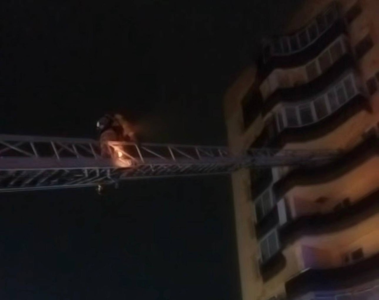 75 человек эвакуировали при пожаре в многоэтажке в Щучинске - ВИДЕО