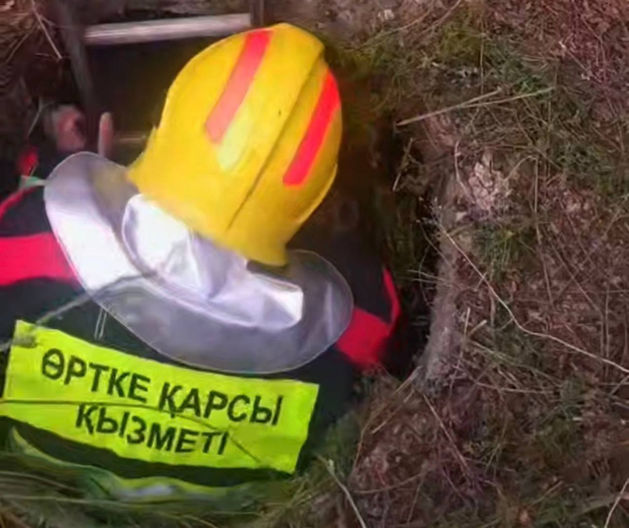 Пожилой мужчина упал в четырехметровый колодец в Алматинской области