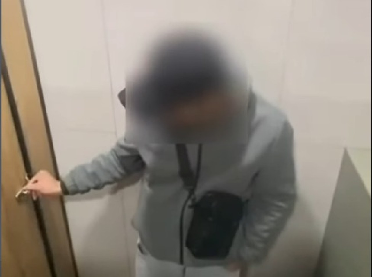 «Что вы делаете в женском туалете?»: 21-летнего мужчину задержали в ТРЦ Атырау